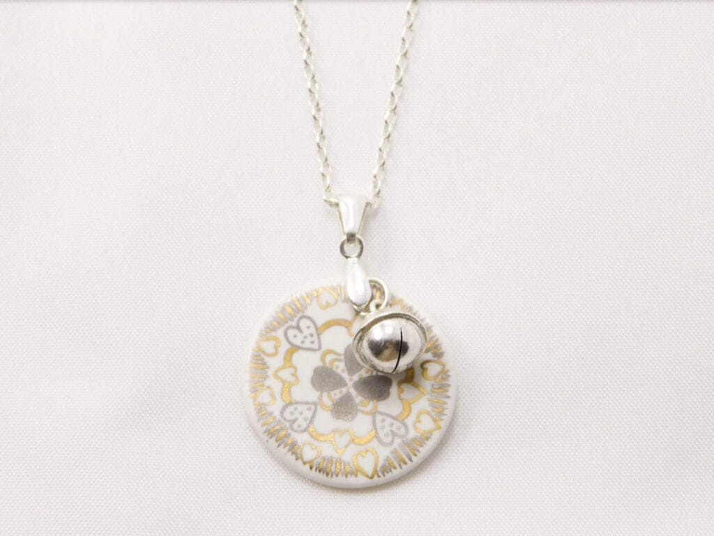 Cadeaux porcelaine peinte à la main : artisanaux et uniques 24 Bola Coeur, sautoir en argent avec médaillon en porcelaine peint à la main en or et platine, rehaussé d’un grelot en argent 4