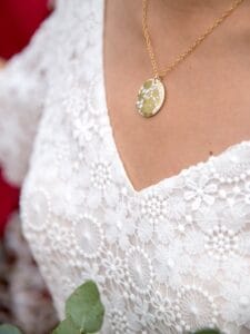 Bijou médaillon en porcelaine pour la mariée