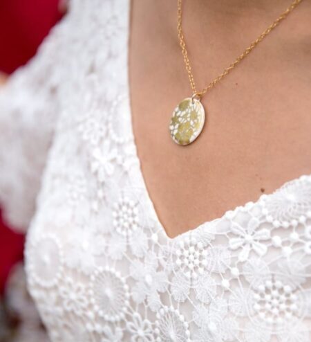 Bijou médaillon en porcelaine pour la mariée
