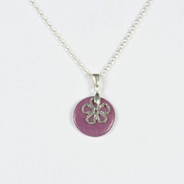 Collier Diane avec pendentif rond en porcelaine lilas, idéal comme cadeau élégant. Apprêts en argent pour une finition raffinée. Créations Blanc Couleurs