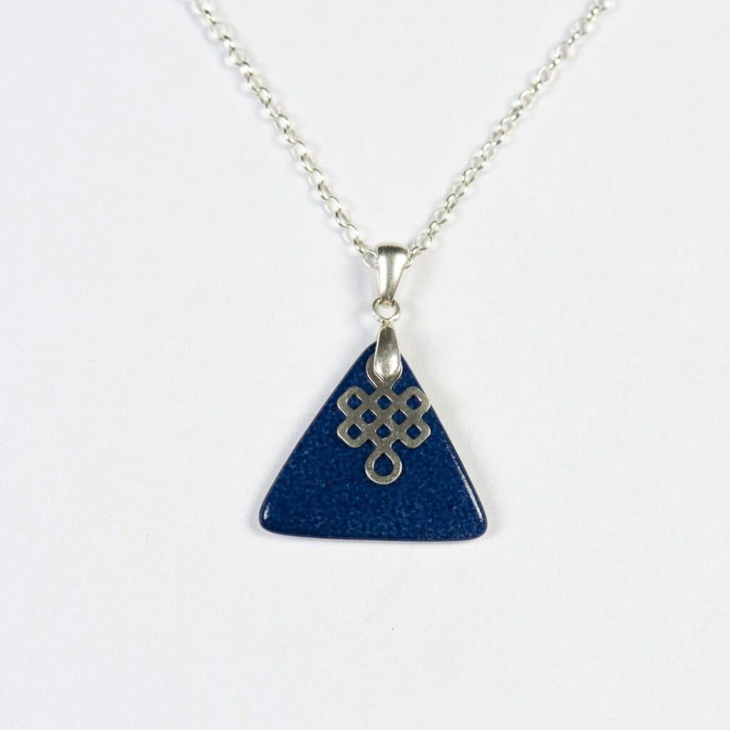 Cadeaux porcelaine peinte à la main : artisanaux et uniques 23 Collier Tiphaine avec pendentif triangle en porcelaine bleu sombre, idéal comme cadeau élégant. Apprêts en argent pour une finition raffinée. Créations Blanc Couleurs