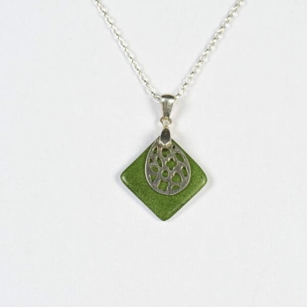 Collier Hermine avec pendentif losange en porcelaine vert, idéal comme cadeau élégant. Apprêts en argent pour une finition raffinée. Créations Blanc Couleurs