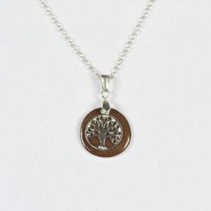 Collier avec pendentif rond en porcelaine marron, idéal comme cadeau élégant. Apprêts en argent pour une finition raffinée. Créations Blanc Couleurs