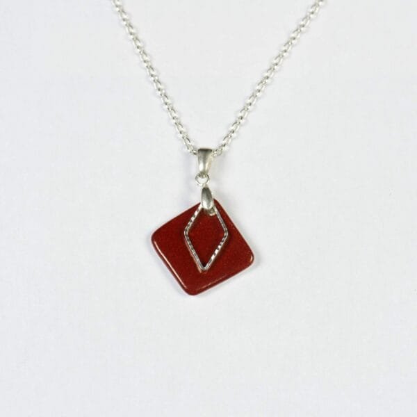 Collier Hermine avec pendentif losange en porcelaine rouge, idéal comme cadeau élégant. Apprêts en argent pour une finition raffinée. Créations Blanc Couleurs