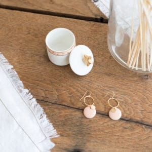 Boucles d’oreilles Pauline en porcelaine rose peinte à la main, rehaussés d’une feuille en gold filled – Créations Blanc Couleurs