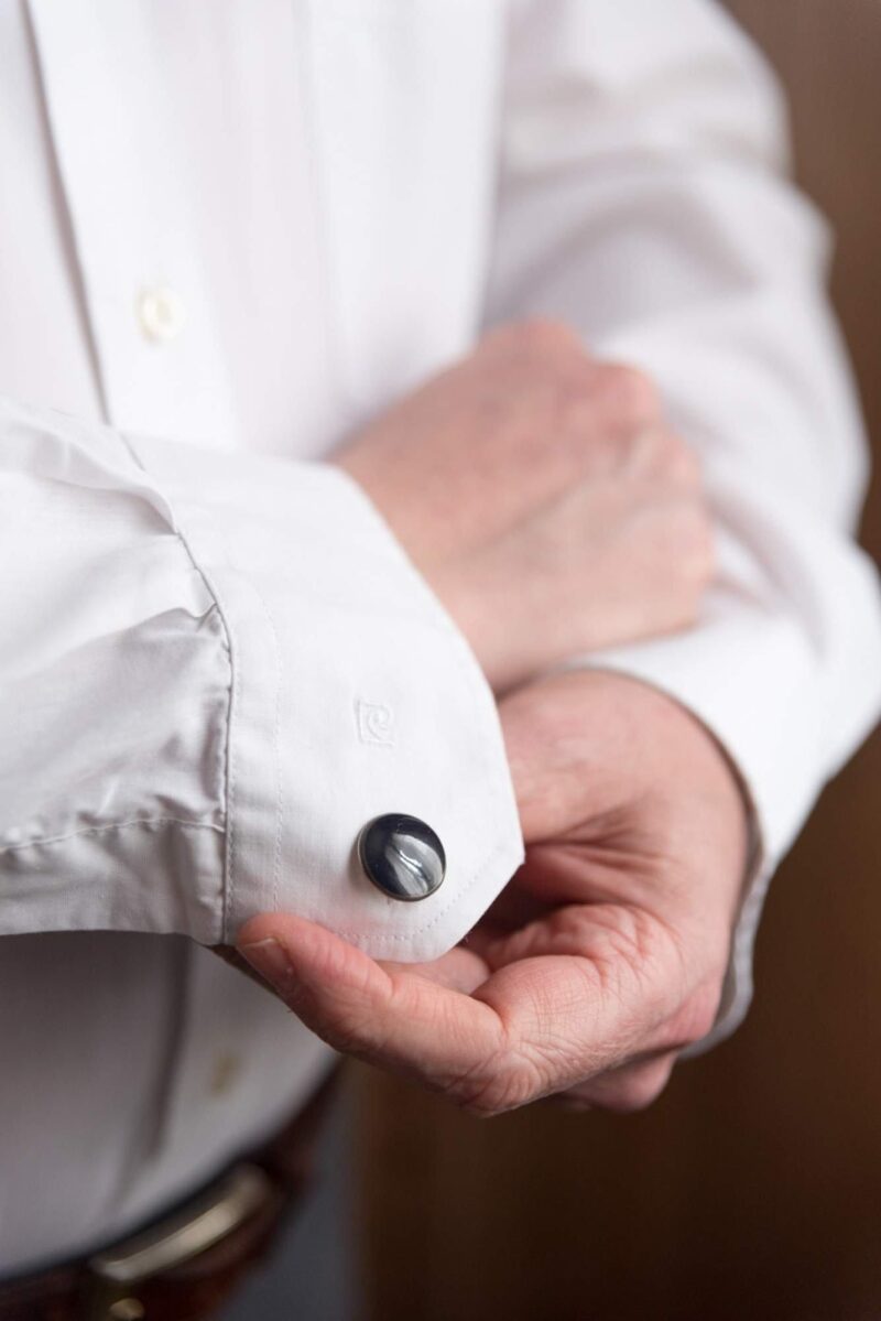 Boutons de manchettes Ambroise 2 Homme portant des boutons de manchettes en porcelaine noir avec médaillons peints, filet en platine et montures en argent ou métal argenté, personnalisables sur demande – Créations Blanc Couleurs