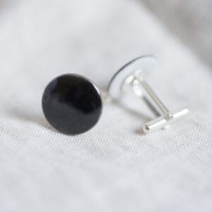 Boutons de manchettes en porcelaine noir avec médaillons peints, filet en platine et montures en argent ou métal argenté, personnalisables sur demande – Créations Blanc Couleurs