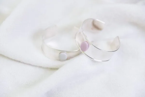 Deux bracelets en porcelaine gris et roses faits main avec médaillons aux couleurs vibrantes, montés sur bracelet en argent ou chaîne en gold filled, parfaits pour assortir à d'autres bijoux – Créations Blanc Couleurs