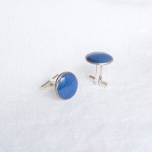 Boutons de manchettes en porcelaine bleu avec médaillons peints, filet en platine et montures en argent ou métal argenté, personnalisables sur demande – Créations Blanc Couleurs