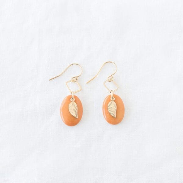 Boucles d’oreilles Pauline en porcelaine orange clair peinte à la main, rehaussés d’une feuille en gold filled