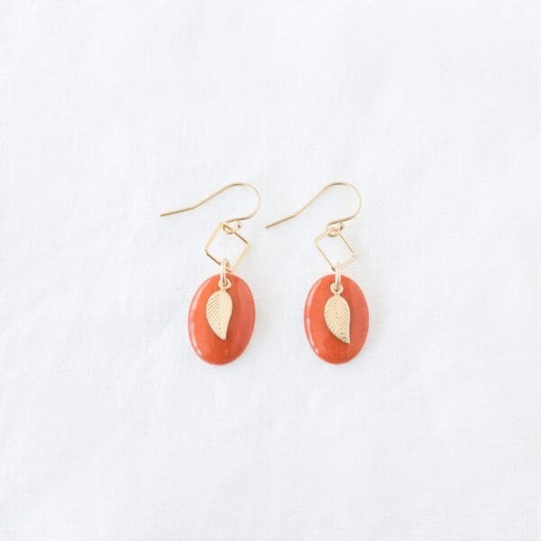 Boucles d’oreilles Pauline en porcelaine orange peinte à la main, rehaussés d’une feuille en gold filled – Créations Blanc Couleurs