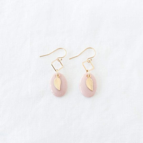 Boucles d’oreilles Pauline en porcelaine rose peinte à la main, rehaussés d’une feuille en gold filled – Créations Blanc Couleurs