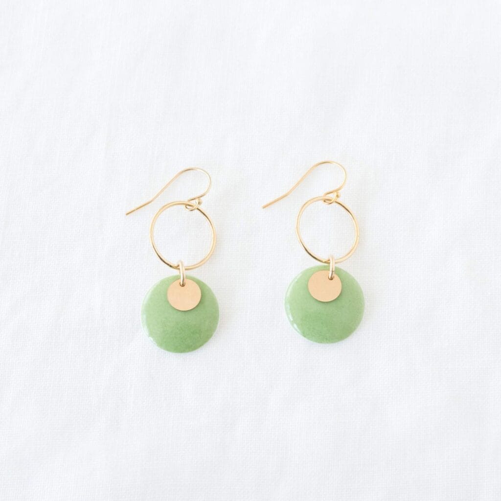 Cadeaux porcelaine peinte à la main : artisanaux et uniques 21 Boucles d’oreilles Mathilde en porcelaine verte peinte à la main, rehaussés d’un disque et agrémentés d’une créole en gold filled – Créations Blanc Couleurs