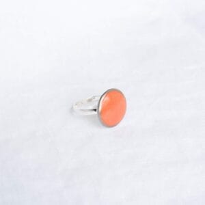 Bagues en porcelaine orange avec médaillons peints à la main, rehaussés de platine, montées sur argent réglable pour un ajustement parfait – Créations Blanc Couleurs