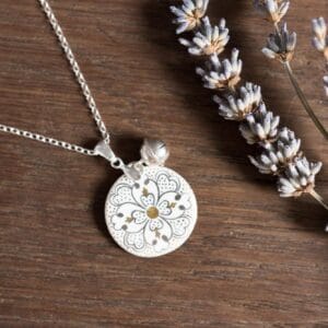 Bola de grossesse Bayi, sautoir en argent avec médaillon en porcelaine peint à la main en or et platine, rehaussé d’un grelot en argent 2