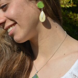 Superbes boucles d’oreilles Pauline en porcelaine rose peinte à la main, rehaussés d’une feuille en gold filled – Créations Blanc Couleurs