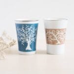 Bougies en porcelaine peintes à la main, créant une ambiance chaleureuse, avec un contenant réutilisable après consommation.4