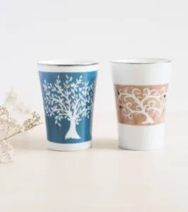 Bougies en porcelaine peintes à la main, créant une ambiance chaleureuse, avec un contenant réutilisable après consommation.4