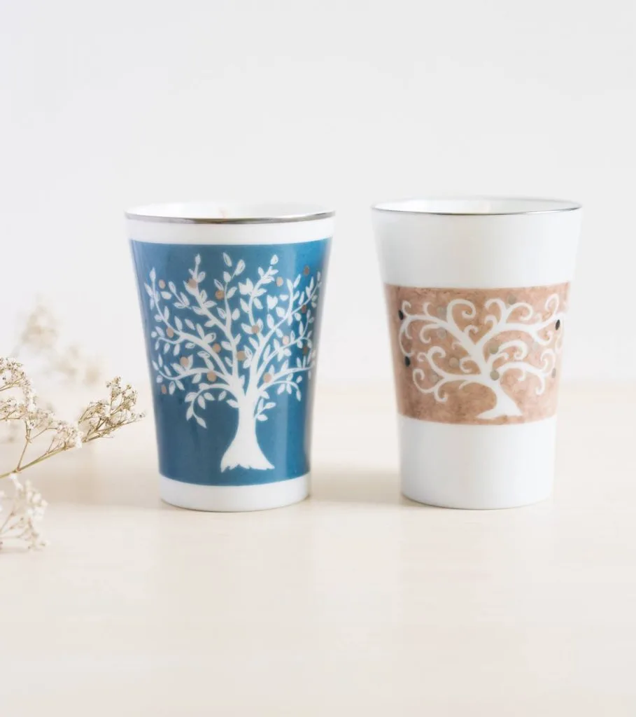 Bougies en porcelaine peintes à la main, créant une ambiance chaleureuse, avec un contenant réutilisable après consommation.4