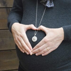 Bola de grossesse Bayi, sautoir en argent avec médaillon en porcelaine peint à la main en or et platine, rehaussé d’un grelot en argent 5
