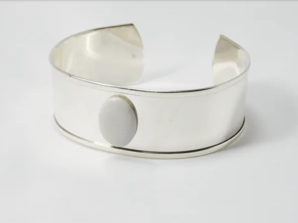 Bracelets en porcelaine gris faits main avec médaillons aux couleurs vibrantes, montés sur bracelet en argent ou chaîne en gold filled, parfaits pour assortir à d'autres bijoux – Créations Blanc Couleurs