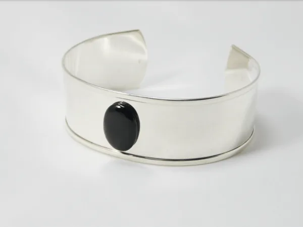 Bracelets en porcelaine noir faits main avec médaillons aux couleurs vibrantes, montés sur bracelet en argent ou chaîne en gold filled, parfaits pour assortir à d'autres bijoux – Créations Blanc Couleurs