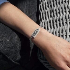 Bracelet avec médaillon en porcelaine émaillée à la main et chaîne en argent, motif arabesques.2