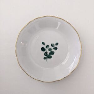 Assiette en porcelaine de Limoges peinte à la main avec feuillage printanier, rehaussée d'or et de platine mat - 8