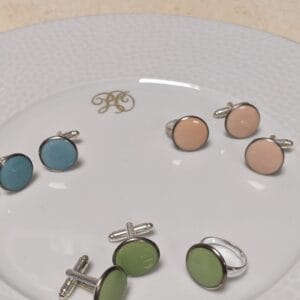 Superbes boutons de manchettes en porcelaine avec médaillons peints, filet en platine et montures en argent ou métal argenté, personnalisables sur demande – Créations Blanc Couleurs