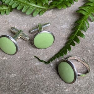 Boutons de manchettes en porcelaine verts avec médaillons peints, filet en platine et montures en argent ou métal argenté, personnalisables sur demande – Créations Blanc Couleurs