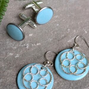 Boutons de manchettes et boucles d'oreilles bleus en porcelaine de Limoges, idée cadeau élégante et originale.