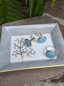 Boutons de manchettes en porcelaine bleus dans un vide-poche, avec médaillons peints, filet en platine et montures en argent ou métal argenté, personnalisables sur demande – Créations Blanc Couleurs