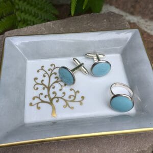 Boutons de manchettes en porcelaine bleus dans un vide-poche, avec médaillons peints, filet en platine et montures en argent ou métal argenté, personnalisables sur demande – Créations Blanc Couleurs