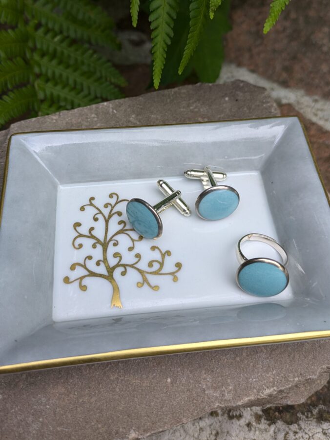 Boutons de manchettes Ambroise 9 Boutons de manchettes en porcelaine bleus dans un vide-poche, avec médaillons peints, filet en platine et montures en argent ou métal argenté, personnalisables sur demande – Créations Blanc Couleurs