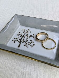 Plateau d'alliances vide-poche en porcelaine de Limoges peint à la main, personnalisé aux couleurs de votre mariage. Une pièce unique et intemporelle.