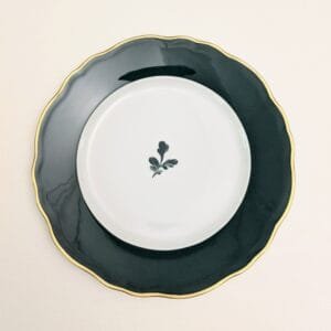 Assiette en porcelaine de Limoges peinte à la main avec feuillage printanier, rehaussée d'or et de platine mat - 4