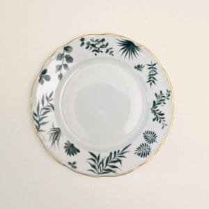 Assiette en porcelaine de Limoges peinte à la main avec feuillage printanier, rehaussée d'or et de platine mat - 5