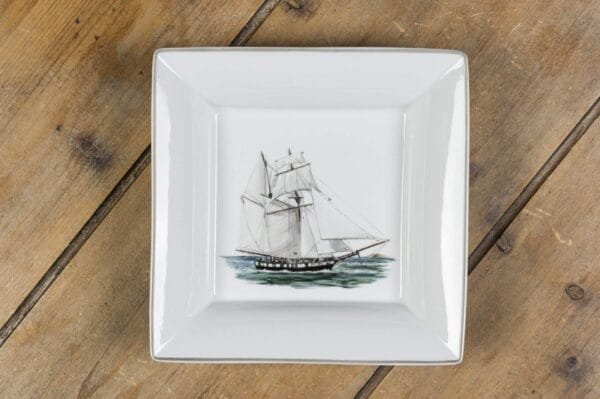 Vide-poches en porcelaine de face 4, collection « Ode à la mer », inspiré des bateaux et vieux gréements, parfait pour un cadeau qui invite au voyage. – Créations Blanc Couleurs