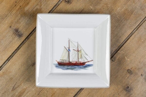 Vide-poches en porcelaine de face 1, collection « Ode à la mer », inspiré des bateaux et vieux gréements, parfait pour un cadeau qui invite au voyage. – Créations Blanc Couleurs