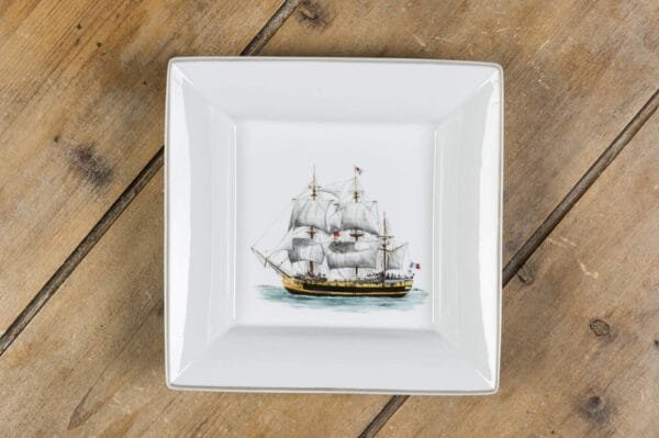 Vide-poches en porcelaine de face 5, collection « Ode à la mer », inspiré des bateaux et vieux gréements, parfait pour un cadeau qui invite au voyage. – Créations Blanc Couleurs