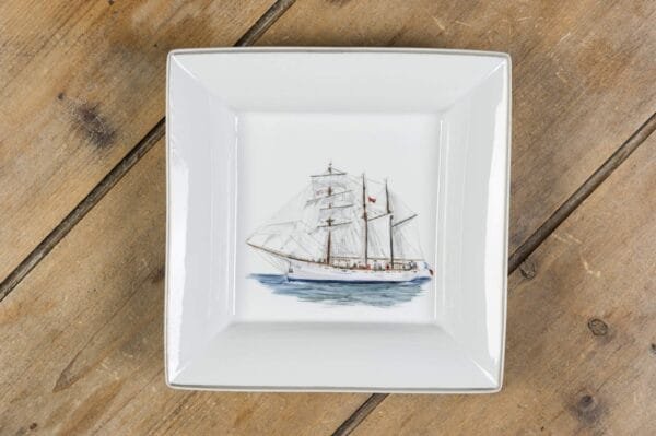 Vide-poches en porcelaine de face 6, collection « Ode à la mer », inspiré des bateaux et vieux gréements, parfait pour un cadeau qui invite au voyage. – Créations Blanc Couleurs