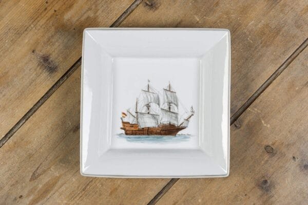 Vide-poches en porcelaine de face 7, collection « Ode à la mer », inspiré des bateaux et vieux gréements, parfait pour un cadeau qui invite au voyage. – Créations Blanc Couleurs