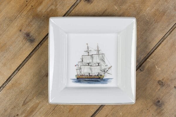 Vide-poches en porcelaine de face 9, collection « Ode à la mer », inspiré des bateaux et vieux gréements, parfait pour un cadeau qui invite au voyage. – Créations Blanc Couleurs