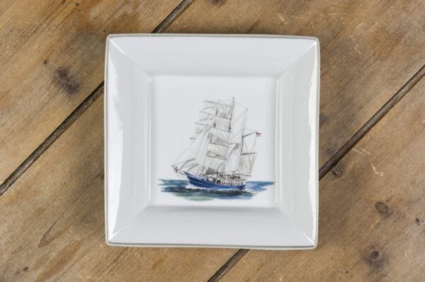 Vide-poches en porcelaine de face 8, collection « Ode à la mer », inspiré des bateaux et vieux gréements, parfait pour un cadeau qui invite au voyage. – Créations Blanc Couleurs