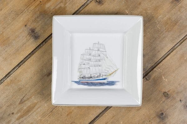 Vide-poches en porcelaine de face 10, collection « Ode à la mer », inspiré des bateaux et vieux gréements, parfait pour un cadeau qui invite au voyage. – Créations Blanc Couleurs