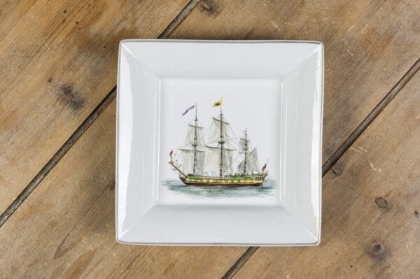 Vide-poches en porcelaine de face 11, collection « Ode à la mer », inspiré des bateaux et vieux gréements, parfait pour un cadeau qui invite au voyage. – Créations Blanc Couleurs