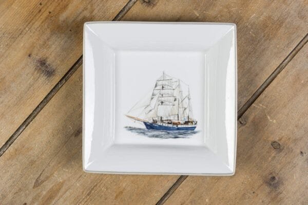 Vide-poches en porcelaine de face 13, collection « Ode à la mer », inspiré des bateaux et vieux gréements, parfait pour un cadeau qui invite au voyage. – Créations Blanc Couleurs