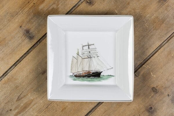 Vide-poches en porcelaine de face 14, collection « Ode à la mer », inspiré des bateaux et vieux gréements, parfait pour un cadeau qui invite au voyage. – Créations Blanc Couleurs