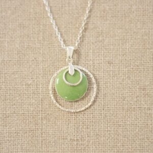 Collier en porcelaine peint à la main avec médaillon vert et apprêts en argent, idéal en cadeau de mariage.