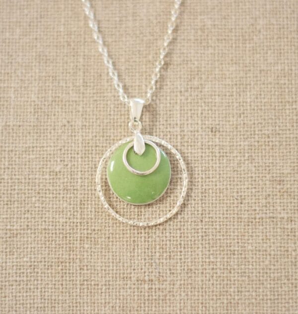Collier en porcelaine peint à la main avec médaillon vert et apprêts en argent, idéal en cadeau de mariage.